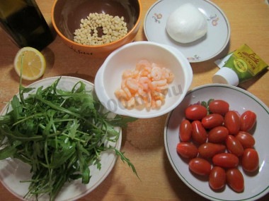 Салат из рукколы с кедровыми орешками и креветками