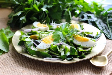 Салат из щавеля, яиц и огурцов