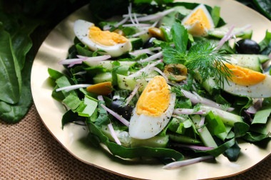 Салат из щавеля, яиц и огурцов