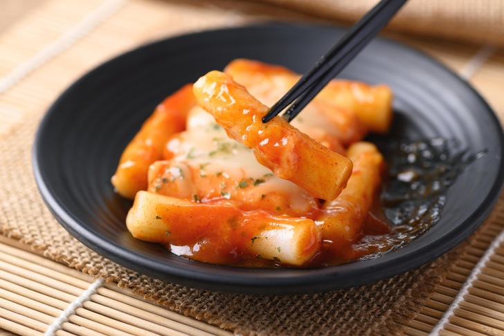 Ттокпокки с сыром и острым соусом: корейское блюдо, которое можно приготовить всего за 20 минут