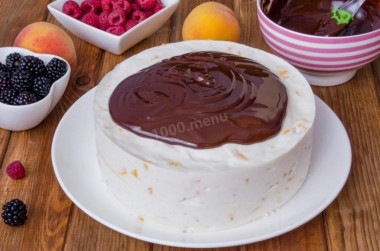 Торт с шоколадными подтеками и фруктами