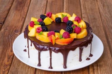 Торт с шоколадными подтеками и фруктами