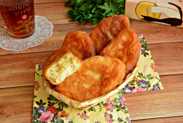 Жареный картофельный пирог с дрожжами на сковороде