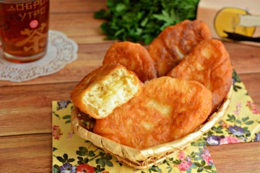Жареный картофельный пирог с дрожжами на сковороде