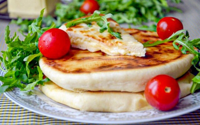 Хачапури с творогом и сыром на сковороде