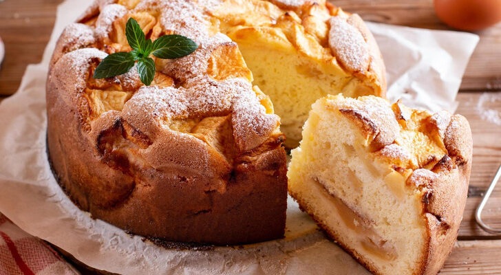 Яблочный пирог на сковороде: рецепт простого угощения для близких без лишних усилий