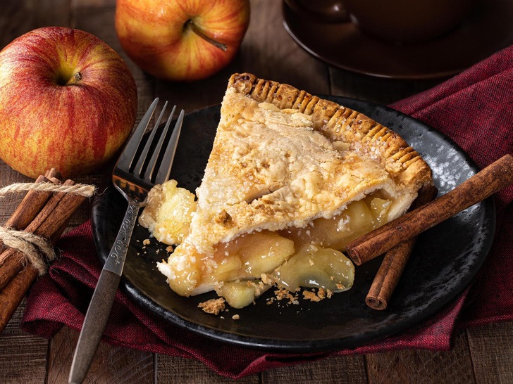 Яблочный пирог на сковороде: простой рецепт закуски для близких без особых усилий