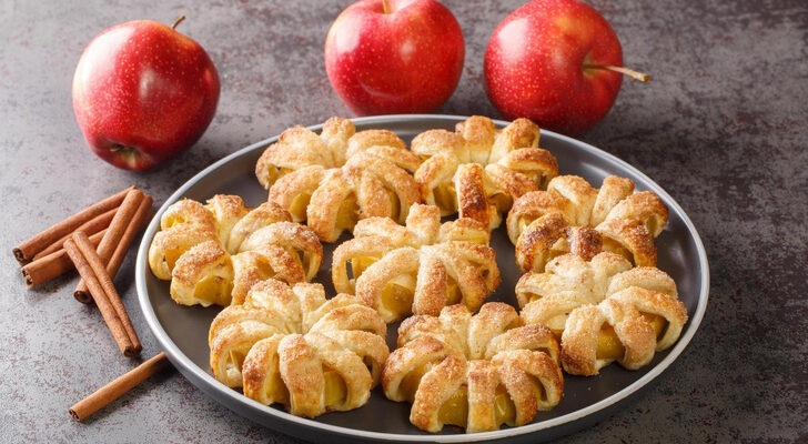 Яблоки в слоеном тесте: простейший рецепт десерта, с которым справятся все