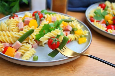 Итальянский салат с макаронами и ветчиной