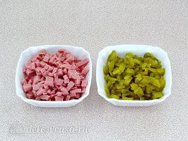 Мини-пицца, запеченная в духовке с колбасой и огурцом, рецепт с фото