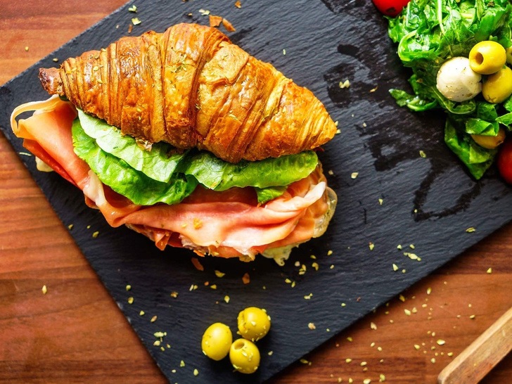 Сэндвич-круассаны: 5 необычных и вкусных идей завтрака