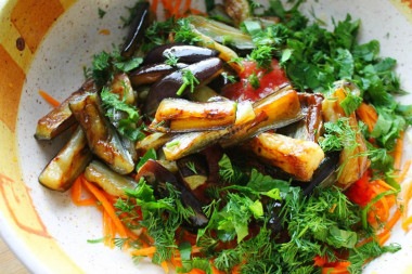 Салат из баклажанов, моркови и перца