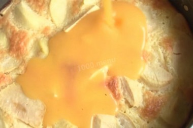 Шарлотка с молоком и яблоком
