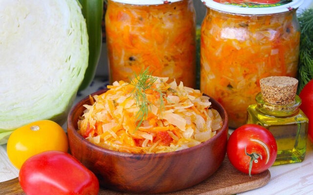 Щи на зиму в банках с капустой и помидорами