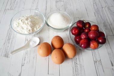 Шарлотка со сливами