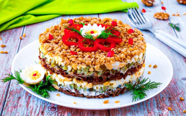 Салат Принц с говядиной и грецкими орехами