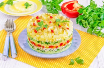 Слоеный салат с ананасом и курицей
