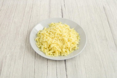 Слоеный салат с ананасами и курицей