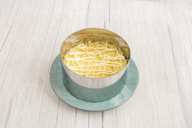 Слоеный салат с ананасами и курицей