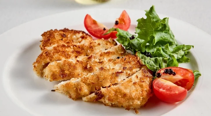 Сочная курица в хрустящей корочке из пармезана: легкий рецепт ужина, от которого будут в восторге все гости