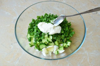 Классический салат с огурцом, зеленым луком и яйцом