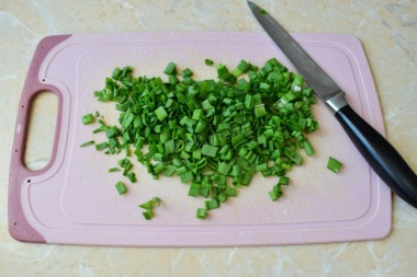 Классический салат с огурцом, зеленым луком и яйцом