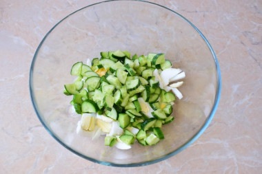 Классический салат с огурцом, зеленым луком и яйцом