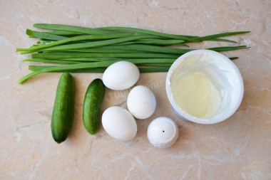 Классический салат с огурцом, зеленым луком и яйцом