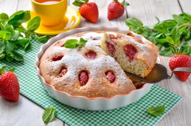 Легкий клубничный пирог