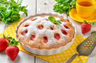 Простой пирог с клубникой