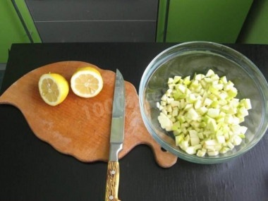 Салат из консервированного тунца и яблок