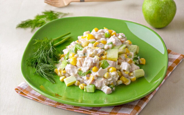 Салат с тунцом консервированным и яблоком