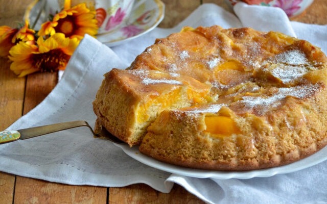 Шарлотка с абрикосами