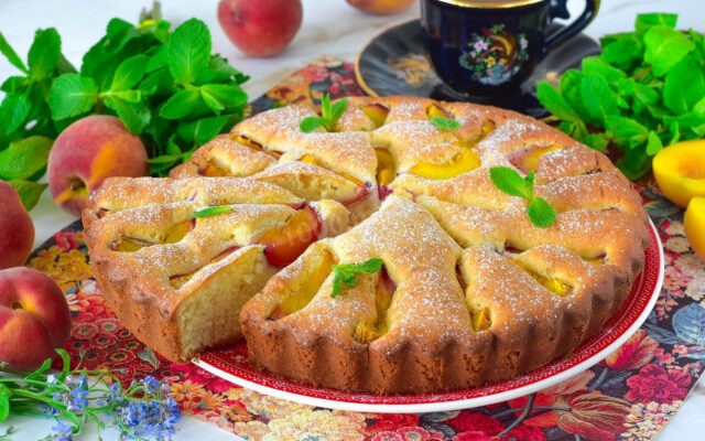 Пирог со свежими персиками