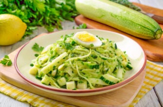 Салат из свежих кабачков и огурцов с яйцом