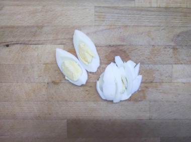 Салат из свежих цуккини и огурцов с яйцами