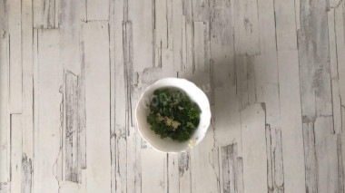 Салат с крабовыми палочками, сыром и чесноком