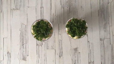 Салат с крабовыми палочками, сыром и чесноком