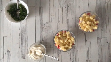 Салат с крабовыми палочками, сыром и чесноком