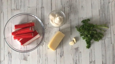 Салат с крабовыми палочками, сыром и чесноком