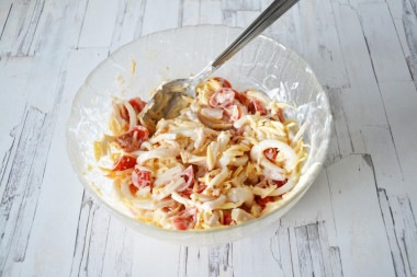 Салат из Красного моря с помидорами и кальмарами