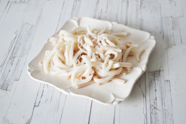 Салат из Красного моря с помидорами и кальмарами