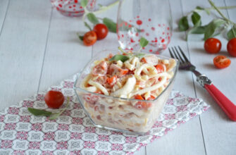 Салат Красное море с помидорами и кальмарами
