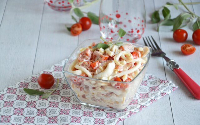 Салат Красное море с помидорами и кальмарами