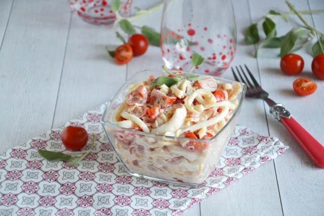 Салат из Красного моря с помидорами и кальмарами