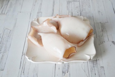 Салат из Красного моря с помидорами и кальмарами