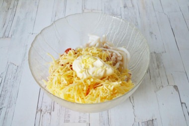 Салат из Красного моря с помидорами и кальмарами