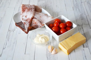 Салат из Красного моря с помидорами и кальмарами