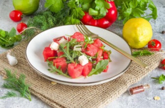 Салат с арбузом фетой и рукколой
