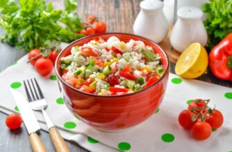 Салат с рисом и овощами